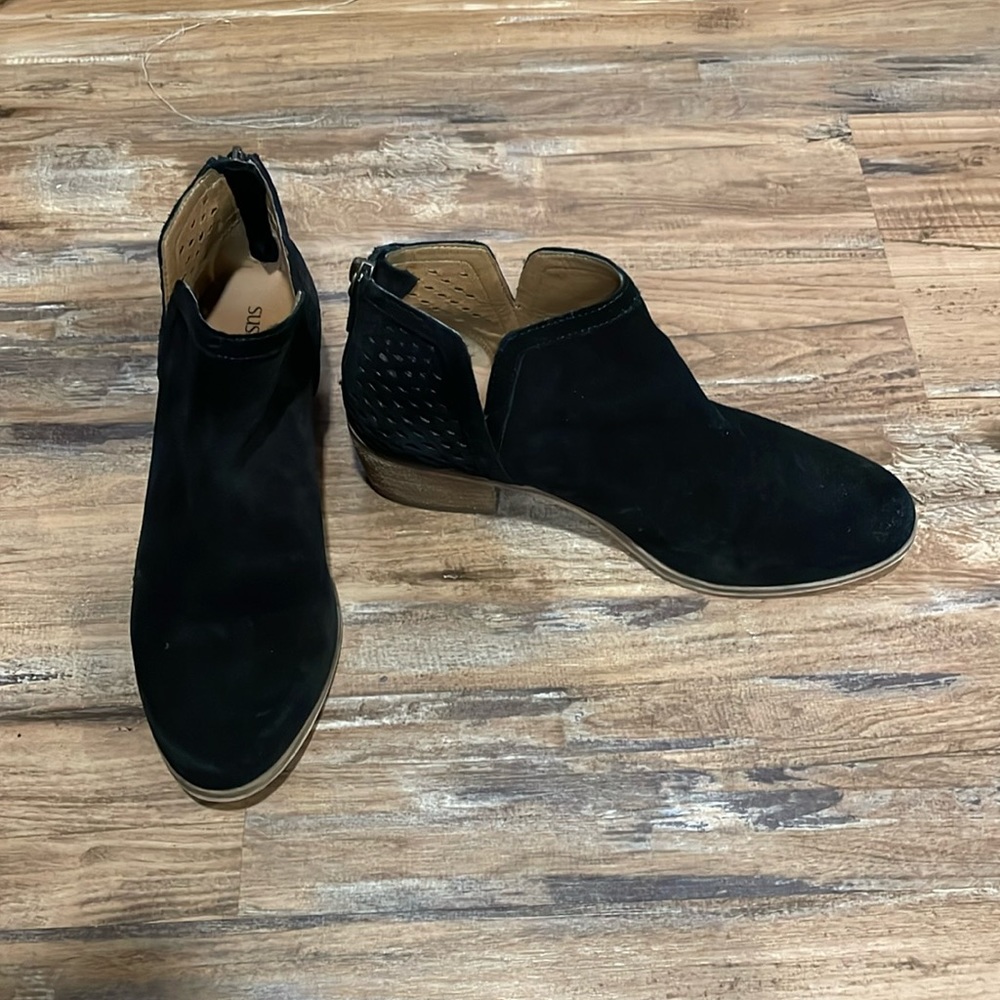 Excellent condition Susina ‘Blakey’ Black Suede Ankle Boots Booties Size 7